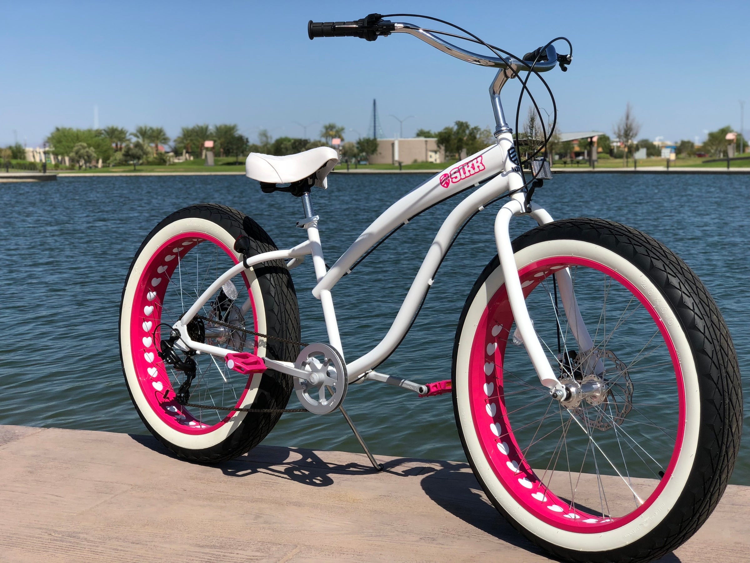 Pink fat hot sale tire bike